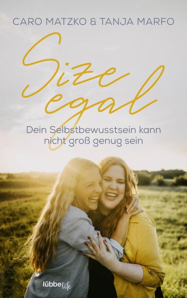 Cover Caro Matzko, Tanja Marfo: Size egal. Dei Selbstbewusstsein kann nicht groß genug sein. Abgebildet sind zwei Freundinnen, sie sich lachend umarmen. Sie stehen auf einer Wiese, die Sonner geht gerade unter.