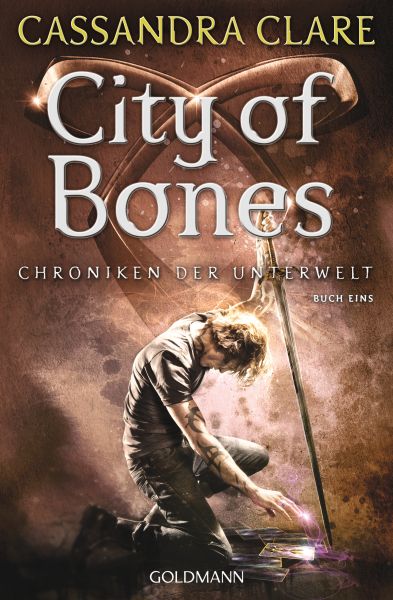 Cover Cassandra Clare: City of Bones. Abgebildet ist junger blonder Man, der ein Schwert in der Hand hält und am Boden kniet. Sein Arm ist von Tattoos bedeckt und ein Lichtstrahl scheint aus seiner freien Hand zu entweichen.