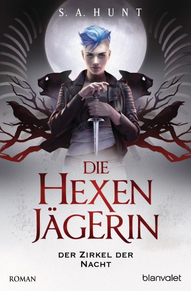 Cover S.A. Hunt: Die Hexenjägerin. Auf dem Cover ist eine junge Frau mit kurzen blaue Haaren zu sehen, die einen Dolch vor sich hält. Links und rechts von ihr sind die Shilouetten von Katzen und Krähen. 