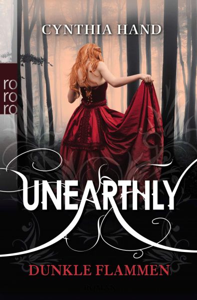 Cynthia Hand: Unearthly. Dunkle Flammen. Abgebildet ist eine junge Frau mit langen roten Haaren, die mit dem Rücken zu uns steht. Sie trägt ein langes, rotes Kleid und steht in einem Wald.