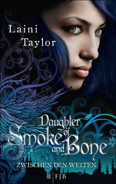 Lainia Taylor: Daughter of Smoke and Bone. Abgebildet ist das Gesicht einer Frau mit langen, blauen Haaren über der Shilouette einer Stadt.